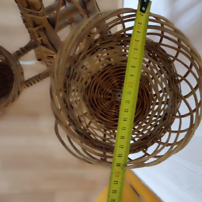 Подставка для цветов из лозы