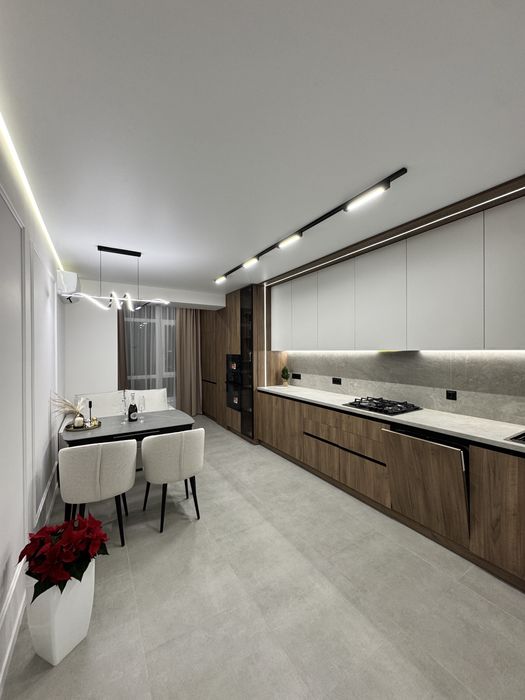 Центр .Продаж 2 кім квартири з великою кухнею та єврорем ,2 гардеробні