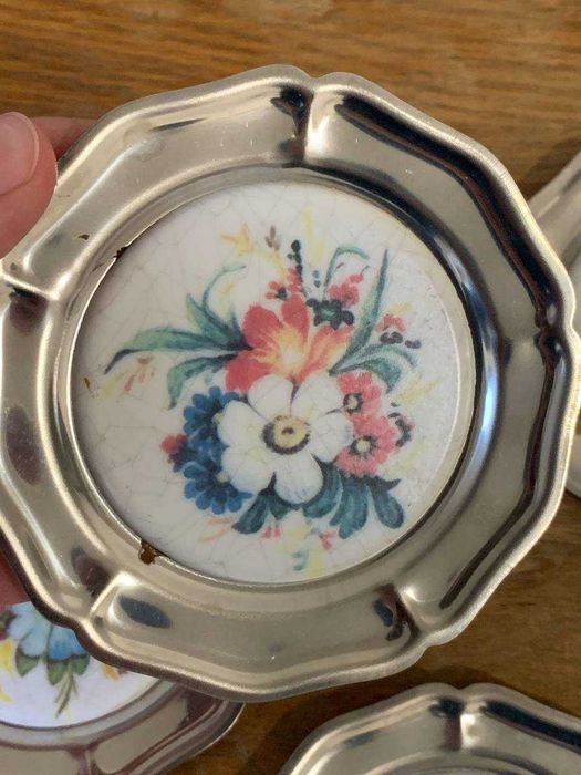 Металлические блюдца тарелочки