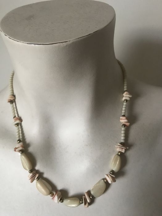 Vários Colares NOVOS. Egípcio Artesanal em Madeira com Elefantes gravados