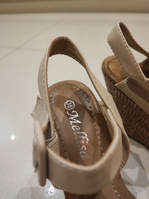 Buty na koturnie