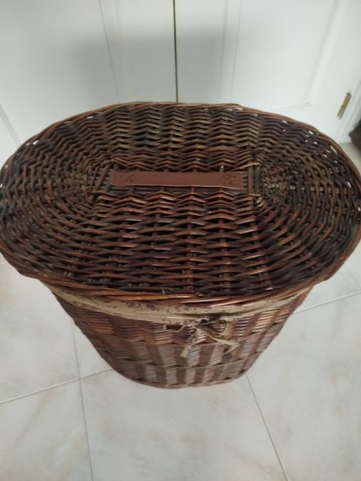 Cesto em verga castanho