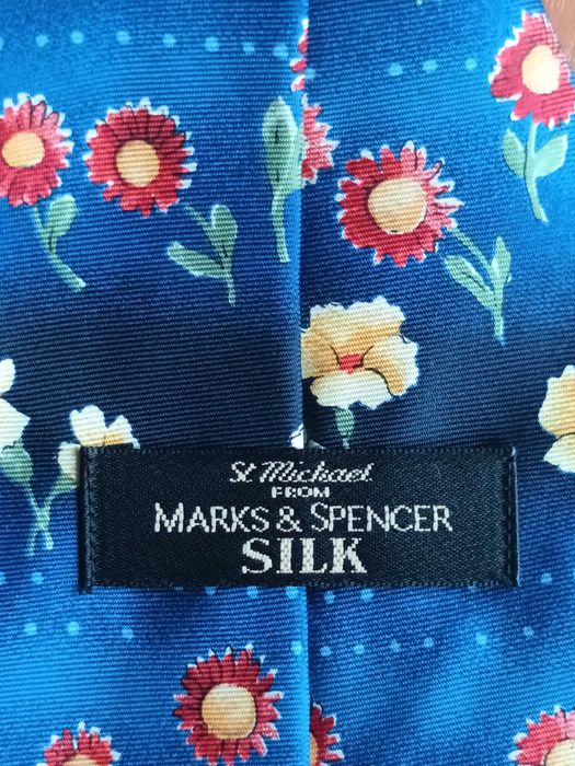 Шовкова чоловіча краватка з квітковим принтом.
Marks & Spencer