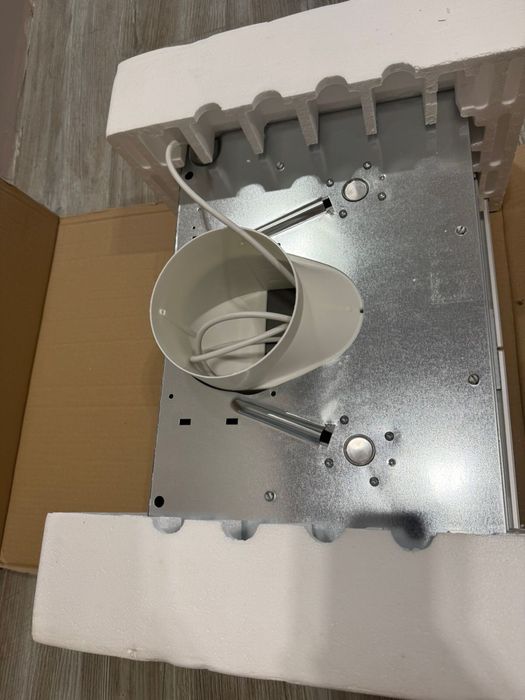 Знижка! Продам терміново! Вбудована витяжка BOSCH DHL555BL