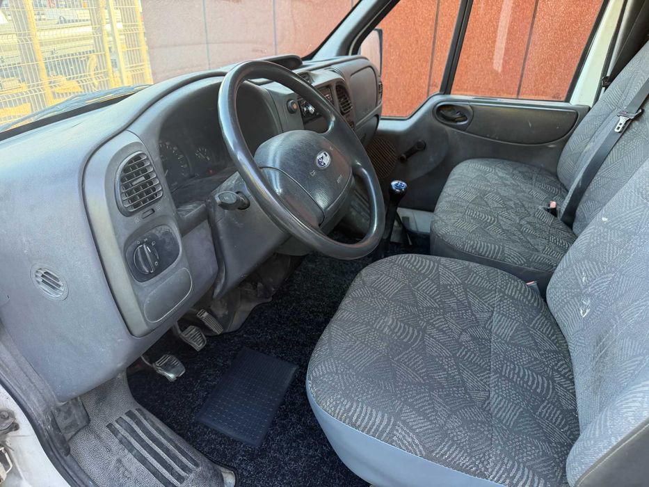 Carrinha Ford Transit caixa aberta
