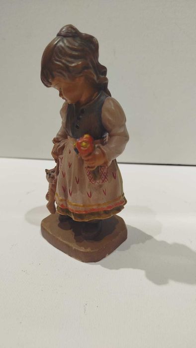 Drewniana figurka dziewczynka z kotkiem