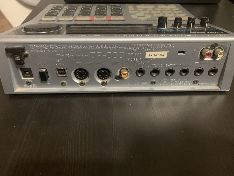 Caixa de ritmos / beats / efeitos BOSS Dr. Rhythm DR-880