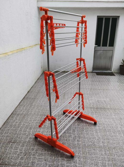 Estendal de Roupa Vertical Dobrável c/rodas - Novo