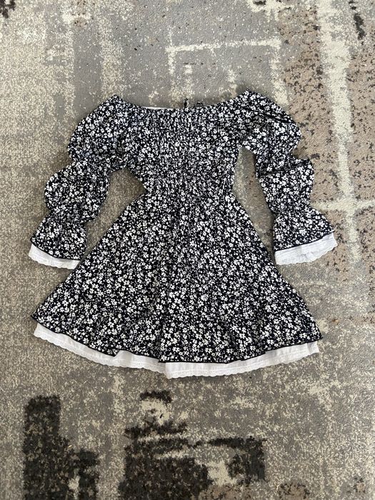 Сукня в квіточки,чорно-біла з затяжкою на грудях