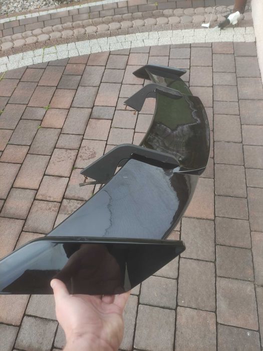 Duży spojler na tył bagażnika