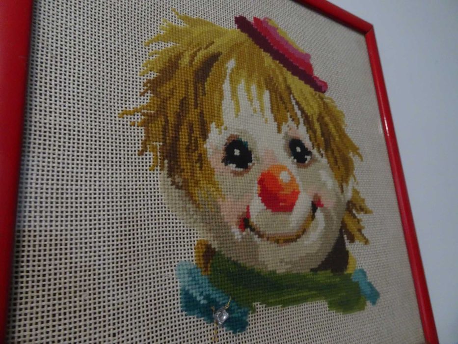 Quadro Bordado Ponto de Cruz "Palhaço" (Com Selo de Certificação)