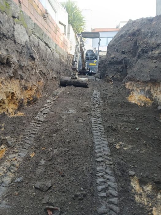 Demolições /desmonte manual de  edifícios em  pedra