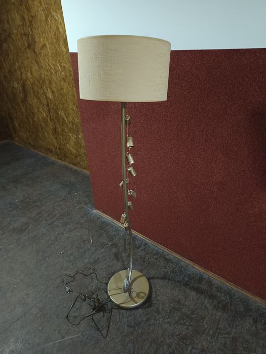 Stojąca lampa podłogowa