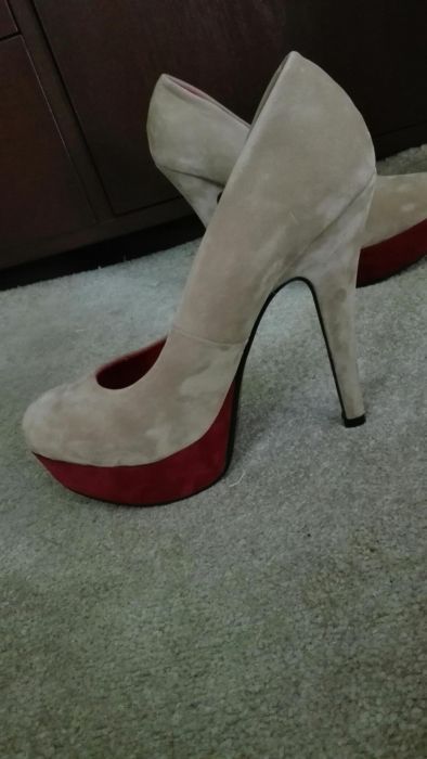 Bezowe szpilki na platformie. Zamsz. Rozmiar 38