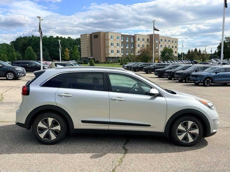 Kia Niro LX      2017