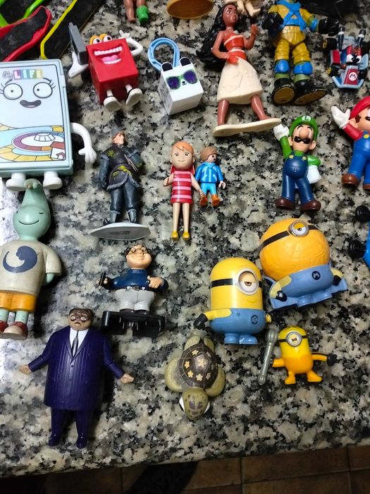 Bonecos miniaturas colecionáveis