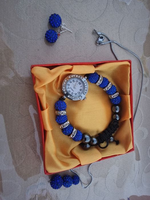 Conjuntos relógio, colar e brincos