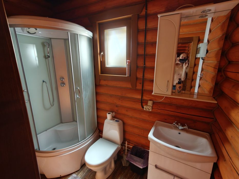 Затишний зруб біля моря