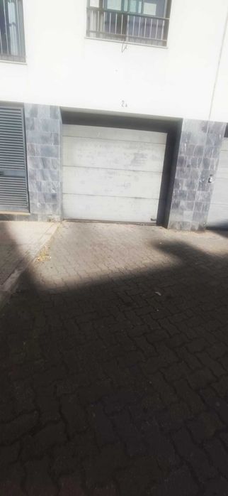 1 Lugar de Garagem para arrendar na Linda-a-Pastora - Nova Queijas, Carnaxide e Queijas. Em frente à Rua Cesario verde