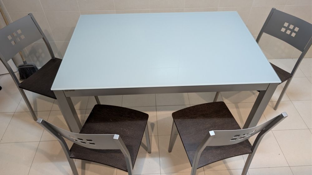Mesa de cozinha ou escritório com tampo em vidro