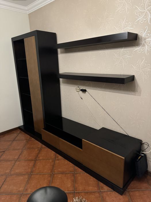 Estante de sala em Carvalho e Wengue