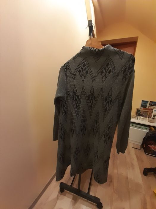 Sweter dlugi kardigran 10 zł.