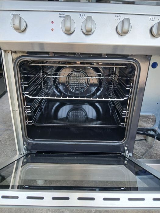 Vendo fogão semi-industrial com 4 bocas a gás, 2 elétricas e forno eléctrico.
