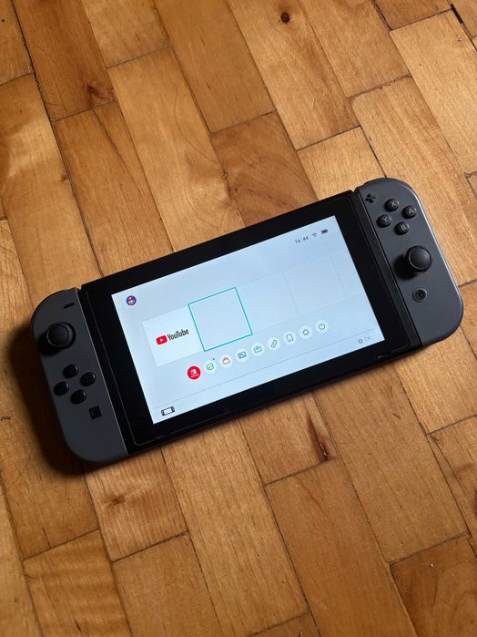 Konsola Nintendo Switch + etui