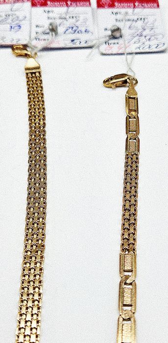 В продаже золотые браслеты 585 пробы.