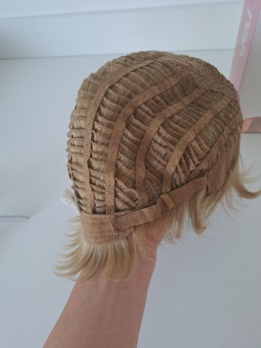 Krótka peruka damska blond NAH Alternative Hair (włókno modakrylowe)