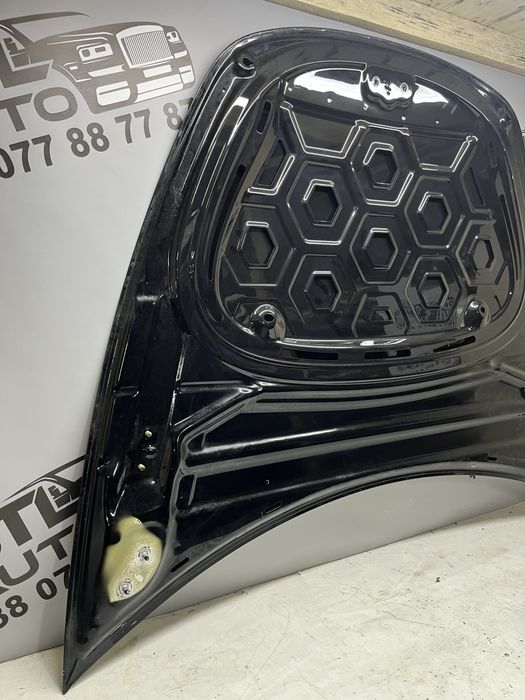 Капот Tesla Model 3