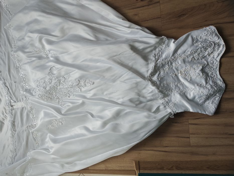 Suknia ślubna z długim trenem