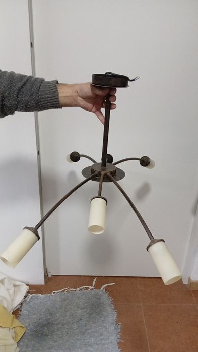 Vários candeeiros teto, 1 de pé, carrinho arrumações e 4 quadros