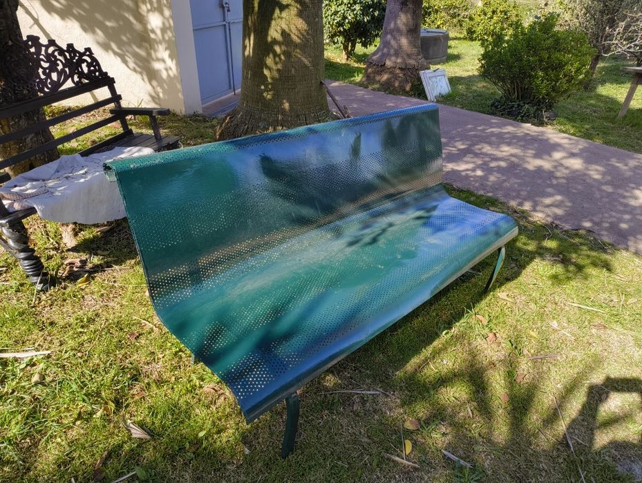 Banco em ferro verde