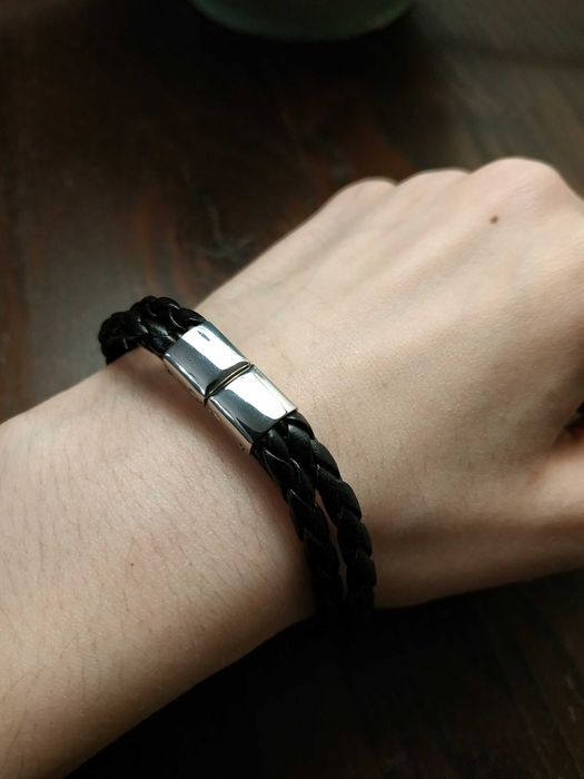 Pulseira dourada e prateada