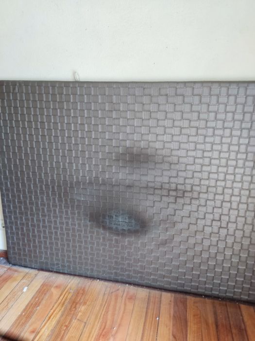 Cama sem estrado com cabeceira