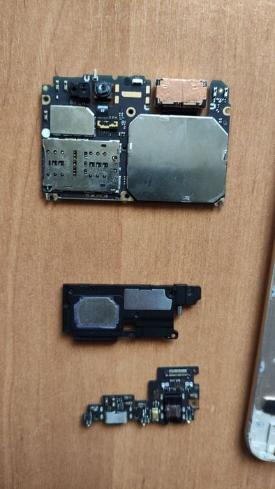 Продам рабочую материнскую плату и до.детали к смартфонy Xiaomi Mi  A1