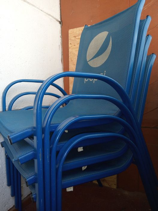 Стільці та стол  на літню пору