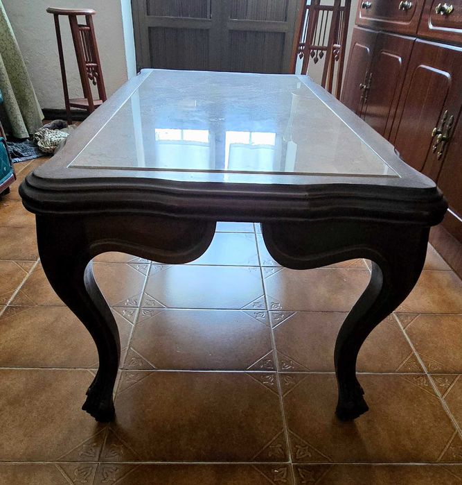 Mesa de sala de estar de madeira e pedra