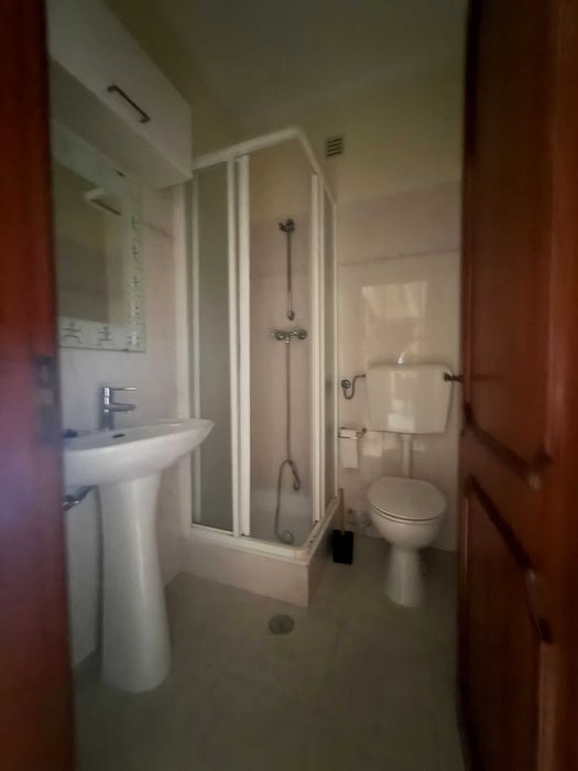 Apartamento T2, Rés-do-Chão, com boas áreas, bastante soalheiro e bem localizado. Fácil acesso a A2,  sito na quinta do lírios.