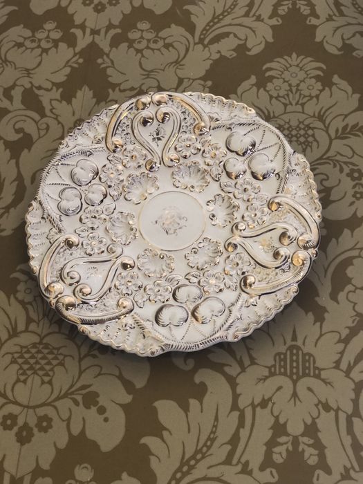 Prato de parede em tons branco e dourado