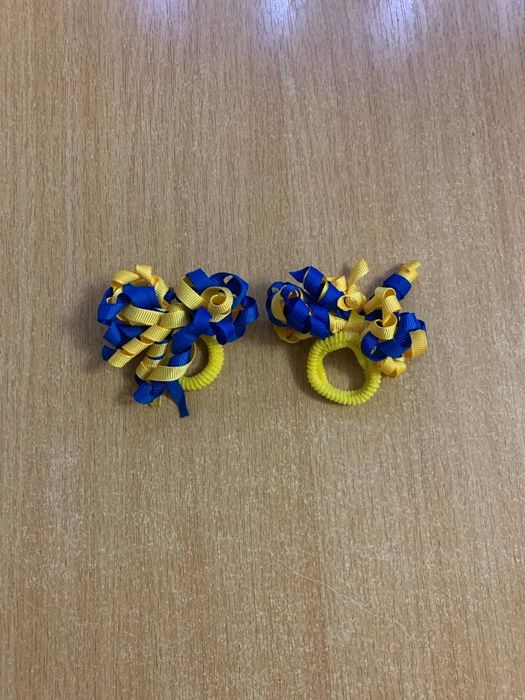 Резиночки для волосся з жовто-блакитними стрічками.
Може взагалі не вд