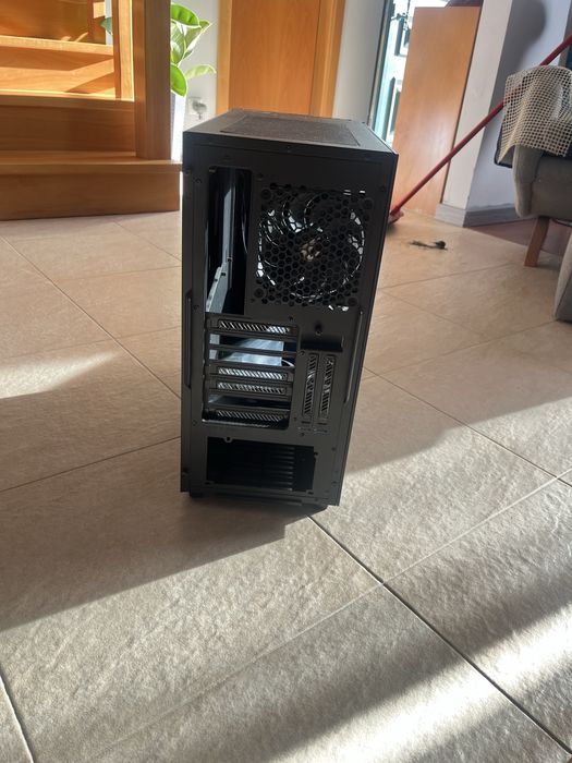 Caixa ATX Gigabyte Aorus C300 GlassRGB com janela preta