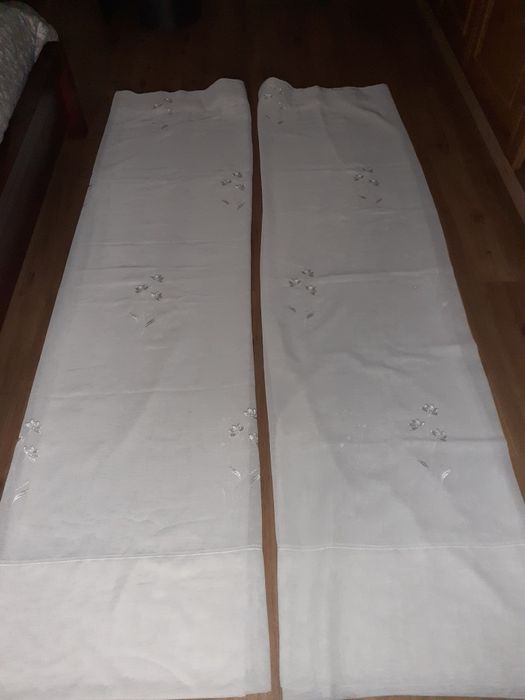 Conjunto de 2 cortinados brancos.
