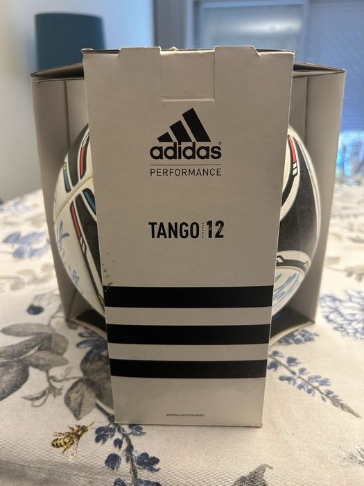 Bola Tango 12 oficial assinada pelo plantel do FCP do ano 2011/2012