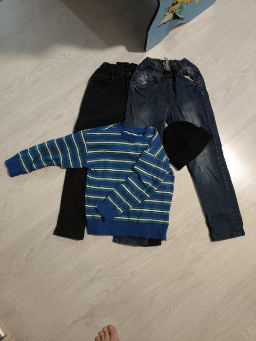 Пакет вещей: двое джинс, кофта, подштанники, майка и шапка