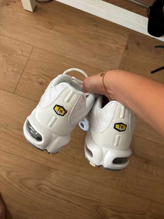 Pasuje bardzo dobrze do ubrań. Rozmiar.37.5