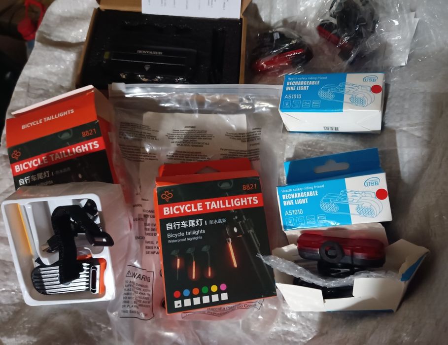 Задние стопы акамуляторные.и передний металлический мощный фонарь.ново