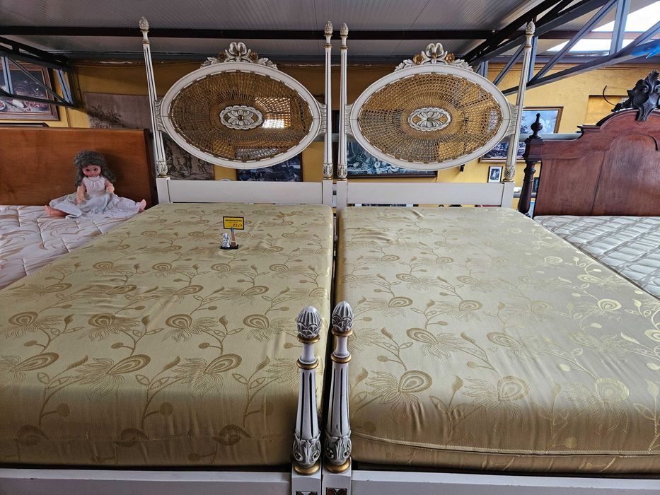 Camas de solteiro em madeira e palhinha, com estrado e colchão - Muito