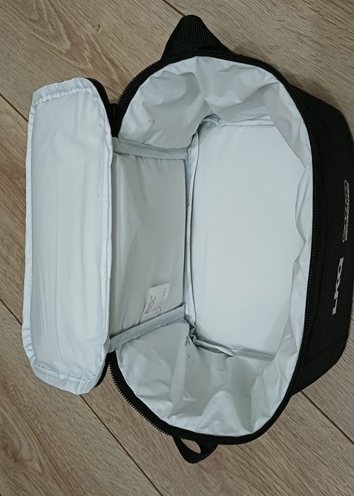 Черная сумка-холодильник с логотипами LKQ и Euro Car Parts.
Сумка имее